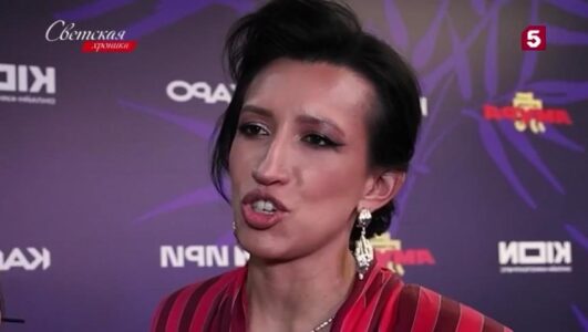 Светская хроника 19.12.2025 смотреть онлайн все выпуски